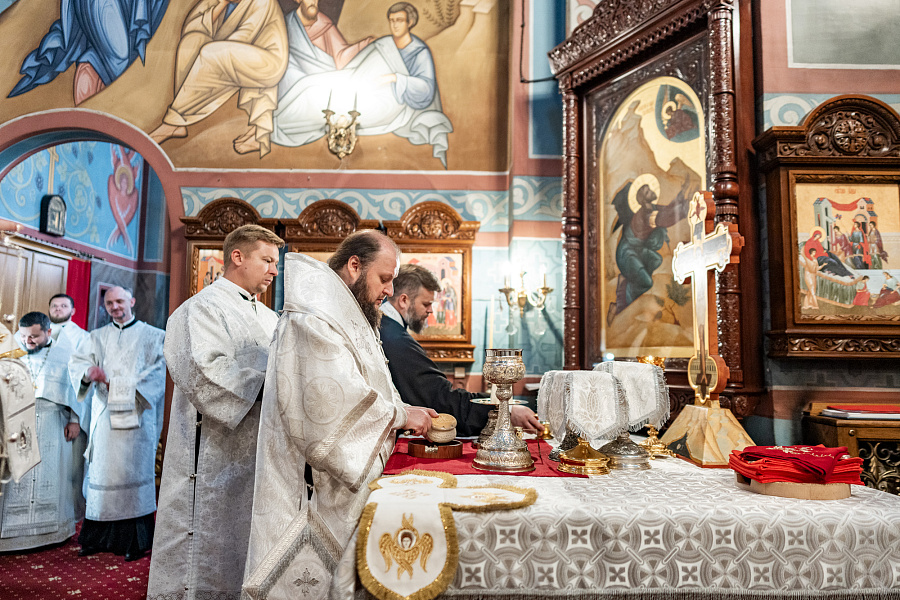 Архиерейское богослужение в соборе Всех святых, в земле Русской просиявших города Домодедово в День памяти жертв политических репрессий